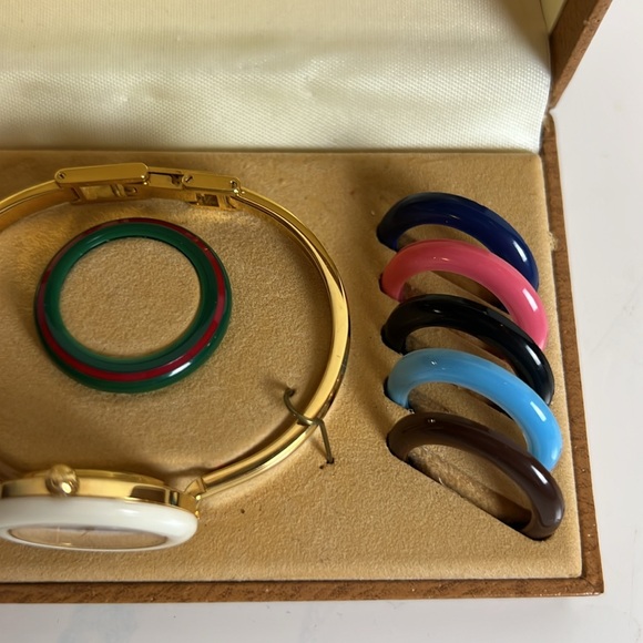 GUCCI Women’s Gold Bangle Watch with Interchangeable Bezels Original Box - Picture 4 of 10